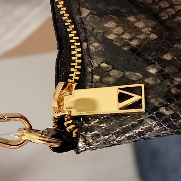 NWT Victoria's Secret Hand Bag 👜  Snake 🐍 pattern! Gold details! - Picture 5 of 15